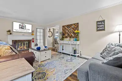 Image de Cozy Cottage Minutes From Stadiums + Parking and Fenced in Yard