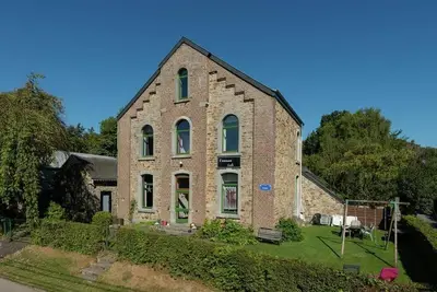 Image de Ancienne école dans un joli petit village entouré de la forêt