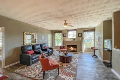 Image de Near Town: Golf, Pool + Private Beach—Bay Creek