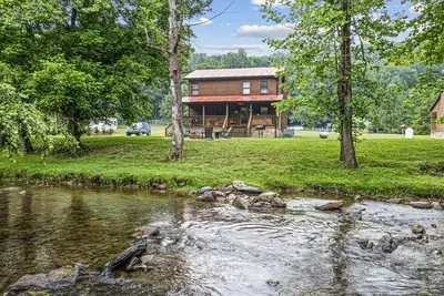 Image de Creekside Mountain View Cabin near National Park with firepit & arcade game!