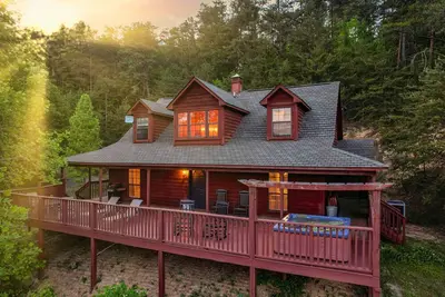 Image de Cabin Escape: Mountain Views, Hot Tub & Games!