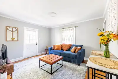 Image de Charming & Warm Apartment in Great Location!