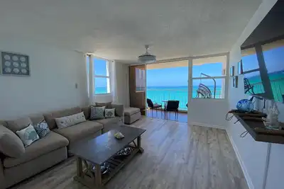 Image de Beachfront 3 Bdrm Gem in Isla Verde  Walk 2 Eat