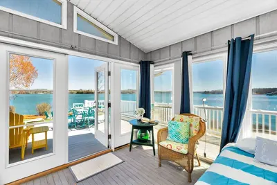 Image de Charlotte Lux Lake House Private Peninsula, Hot Tub & Beach, Wheelchair access