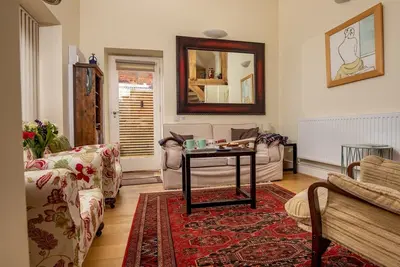 Image de The Square Cosy Cottage on the Town Square with Optional Hot Tub - Pass the Keys