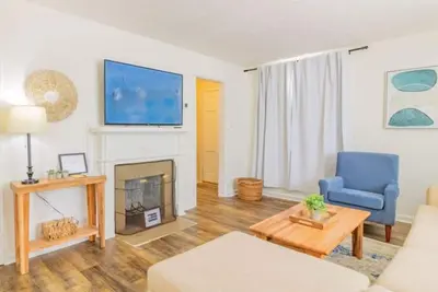 Image de Centrally Located - The Delightful Doubles Unit A