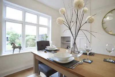 Image de Stylish 3 Bedroom Family House with Parking