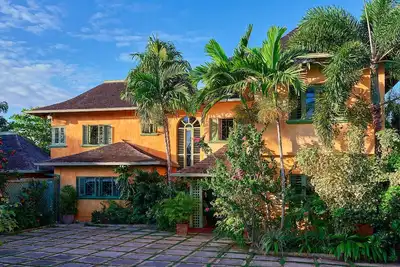 Image de KeelaWee - Tropical Oasis Enhanced by the bay, this picturesque villa evokes a Mediterranean ambiance with its beautiful tiles, verandah, flower draped balcony and louvres.