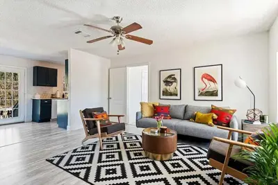 Image de East Side Bungalow | 3 Br | Large Backyard