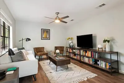 Image de Charming 2br Home in South Austin | Near Rainey St