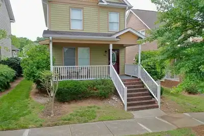 Image de 3-5 Mins from Downtown Cozy Clean & Newly Renovated 2 level Home