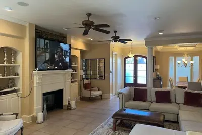 Image de Luxurious Gated Retreat Minutes from Downtown