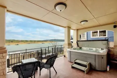 Image de Family waterfront Lake Travis Home w/Game room, Hot Tub, Dock to fish & swimming