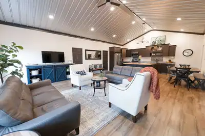 Image de Discount Nov-Dec Bushplane Hangar Home on Runway Chic Luxe Aurora Views ~