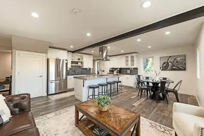 Image de Discount Nov-Dec Waterfront Bushplane Hangar Home with Jacuzzi Aurora Views!