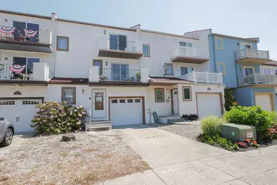 Image de Beautiful, Beach Block, 3 Bedroom, 2. 5Bathroom townhouse with front and rear deck