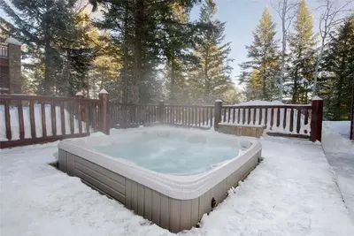 Image de Cheerful 2-bedroom vacation home with hot tub