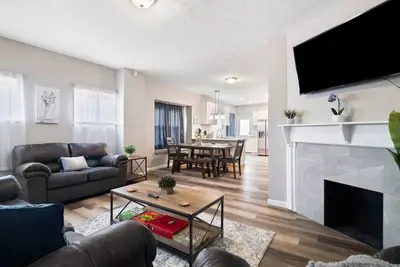 Image de New Remodel | Gordon Square | 4 Bedrooms | Sleeps 10