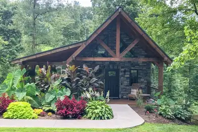 Image de Cabin Retreat on quiet back road in Amish Country with hot tub