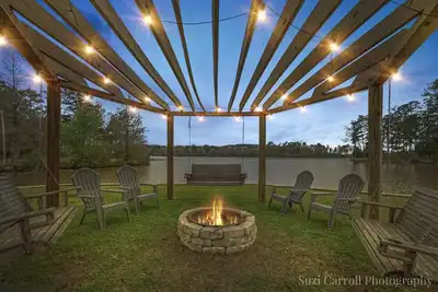 Image de 3 bedroom lake front cabin, kayaks, fire pit and more!