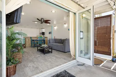 Image de Beachfront Cottage Lower Unt On The Strand In Oceanside, Two-Bed And One-Bath