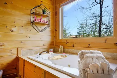 Image de 🥰 Cozy Mountain Cabin 🛀🏼 Hot tub⚡️Wifi ⭐ Dollywood