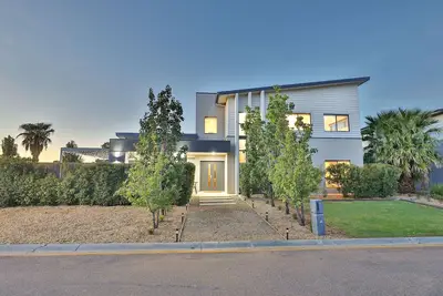 Image de Modern 4 bedroom house with marina mooring, 2km from Cbd
