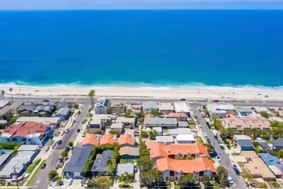 Image de Steps to the sand & cool Pacific Ocean Upgraded