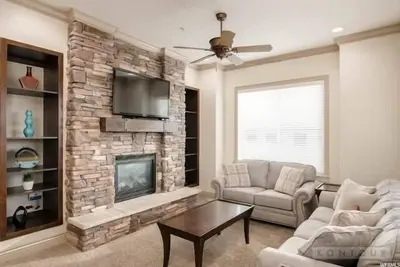 Image de Top Corner Floor | Private Outdoor Fireplace