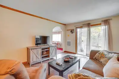 Image de Table Rock Lake Cabin w/ Deck & Bar!