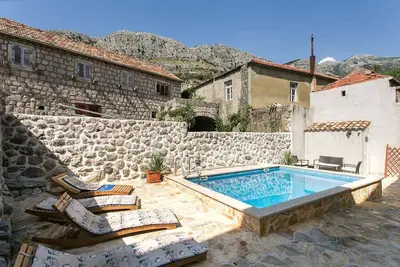 Image de Villa traditionnelle avec piscine à Gruda