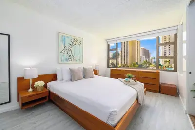 Image de Steps to Waikiki Beach: Stylish 1br with Parking!