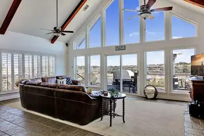 Image de `Lakeshore Haven`- Hot Tub! Pet Friendly! Boat Dock!