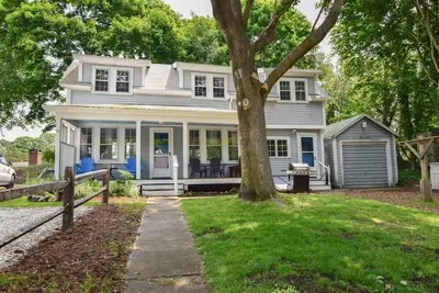 Walk to Restaurants Shopping & Harbor!