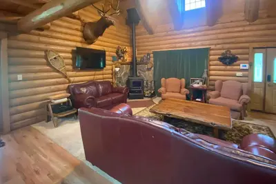 Image de Cozy Alto Cabin on 2 Acres: Near Fishing & Skiing!