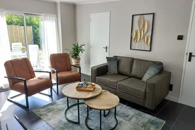 Image de Nette vakantie woning met tuin en terrassen midden in het dorp
