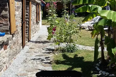 Image de Jolie longère rénovée dans un jardin près de la mer