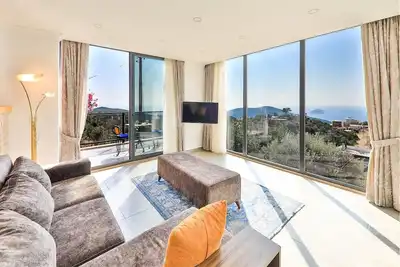 Image de Large 1 Bedroom Villa with Sea Views, Private Pool and Garden.