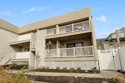 Image de This first floor 2 bedroom/2 bathroom unit at The Landings, is tucked in on the quiet side of the building for more privacy.