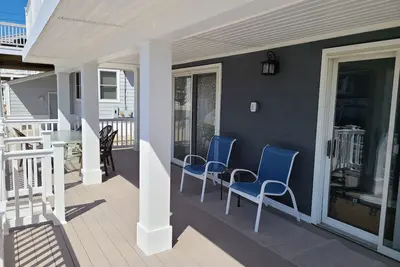 Image de 1st floor duplex with 3 bedrooms 1 full bath. New kitchen cabinets with new quartz countertops.