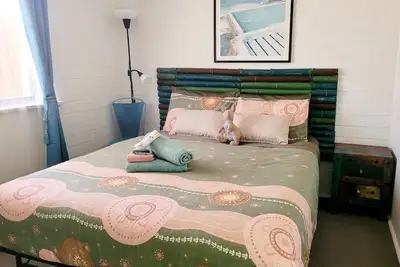 Image de Nestled behind the low hanging branches is this cute and cozy one bedroom unit