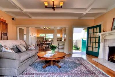 Central location, walk to restaurants!