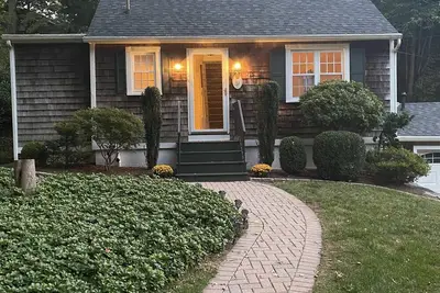 Image de The perfect New England getaway only a 10 minute walk to downtown!