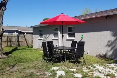 Image de ✈5 Min to Tpa ★Charming Home ★Netflix  ✔Long Stays