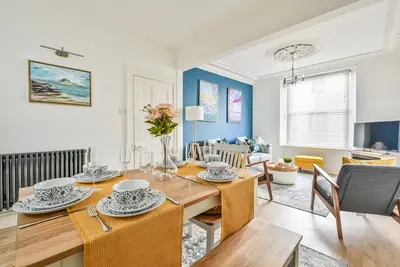 Image de Charming Three Story Townhouse footsteps away from the historic harbour.