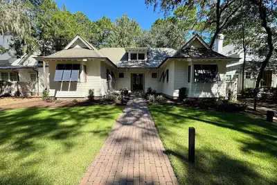Image de Fully Renovated Custom Home in The Heart of Palmetto Bluff, With Golf Membership