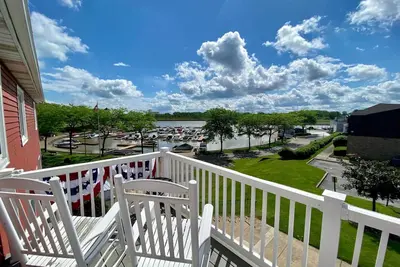 Image de Condo Overlooking the Marina!