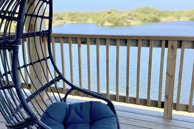 Image de Playroom, Basketball & Pool; Lakefront w/ Sound & Sunset Views; Dog Friendly