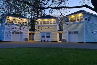 Image de Selkie’s Rest - Silver Dart Lighthouse (Yellow)