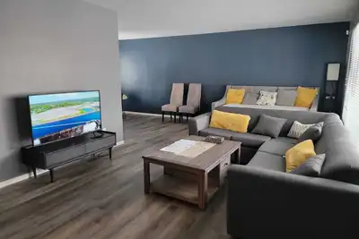 Image de TheSunshine: Bright & Peaceful 2 Bedrm Main Floor Charcter Home